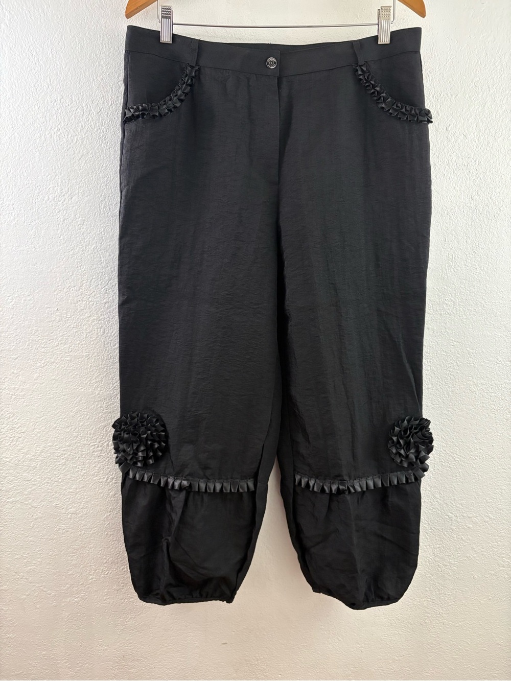 ELL EBO black cropped balloon capri pants ruffle trim around pockets size XL